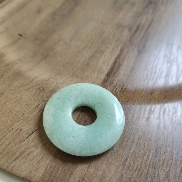 Round Jade pendent - Picture 2 of 6